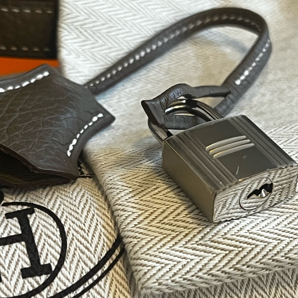 ❌SOLD❌Kelly 28 Etoupe with PHW 
Togo leather Stamp R Square 2014 - Picture 12 of 16